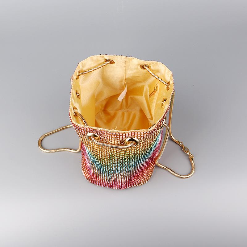 Женская сумка-ведро со стразами — фото 3