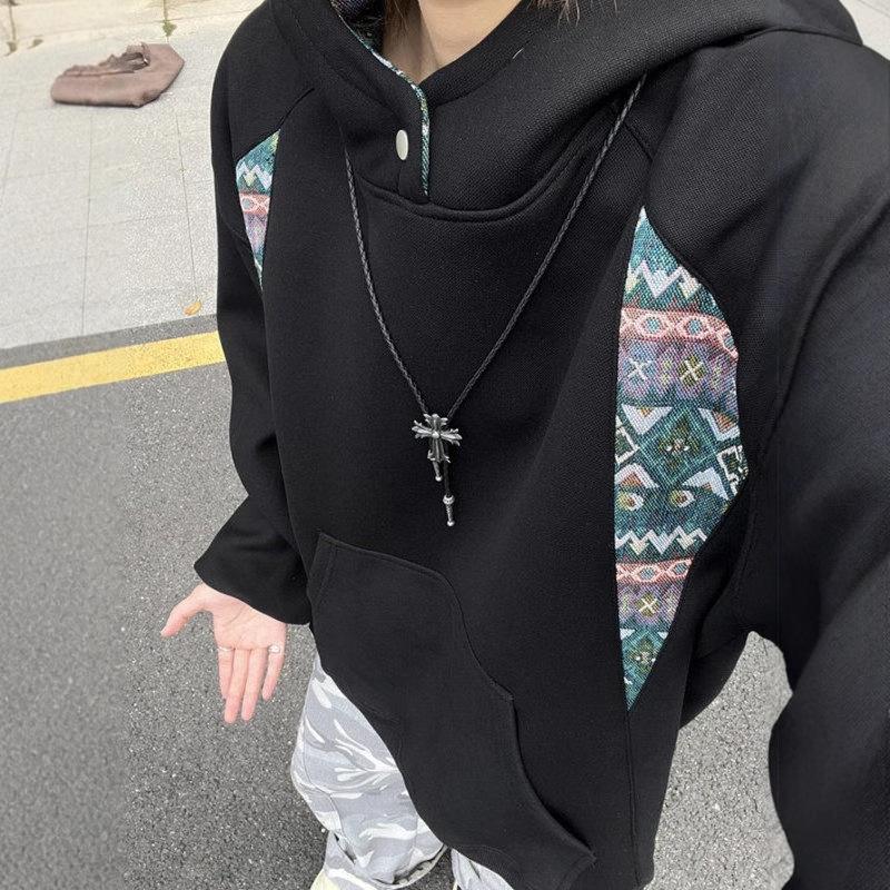 Pánský trendy svetr s kapucí, designový smysl, etnický styl, prošívaný rolák