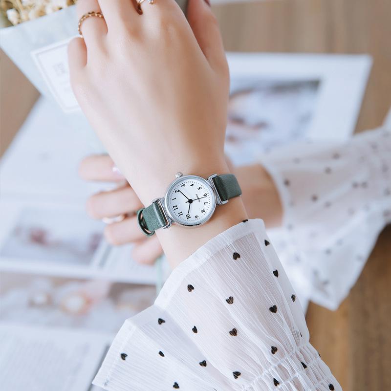 Elegante Damen Quarzuhr: Kleines Zifferblatt, vielseitig, College-Stil