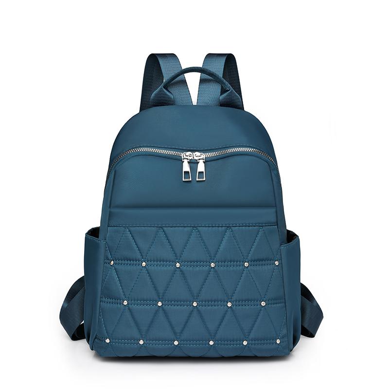 Modischer Rucksack mit Nietendekoration für Damen, großes Fassungsvermögen, einfarbig, Nylon-Rucksack, neue luxuriöse, lässige Reise-Schultertaschen