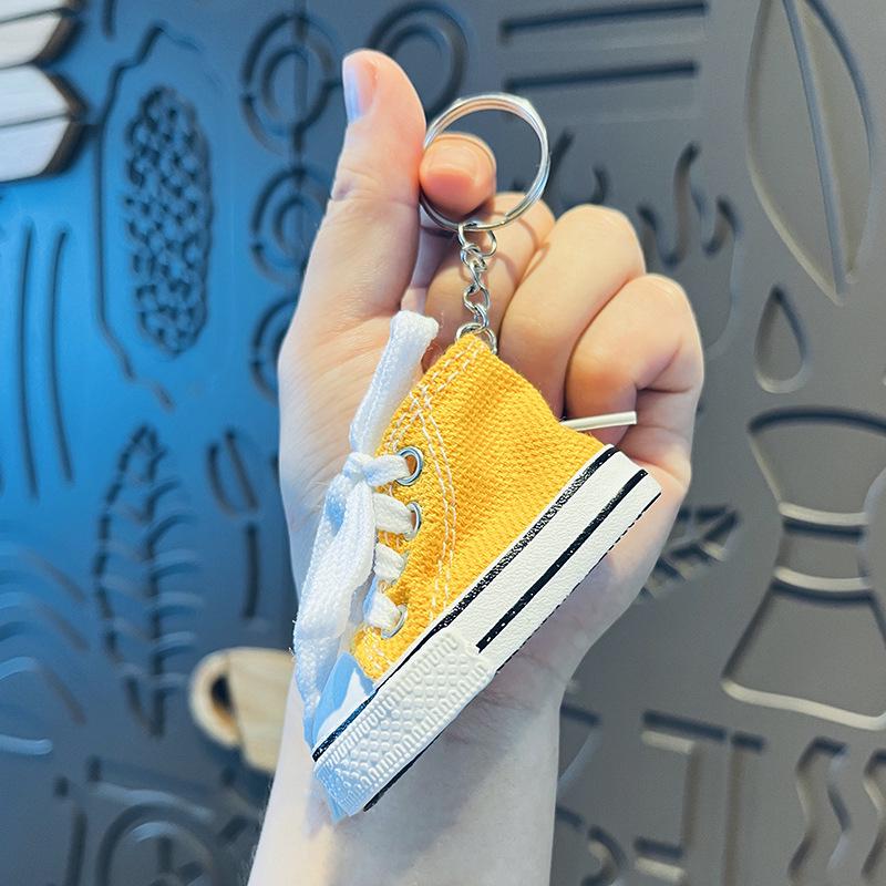 

Мини брелок-кроссовок на холсте: Модный кулон для рюкзака и стильный подарок