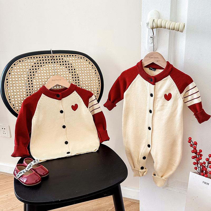 2025 Herbst/Winter Familie Strickpullover Strickjacke: Liebesherz-Design für dreiköpfige Familie für Vollmondfotos.