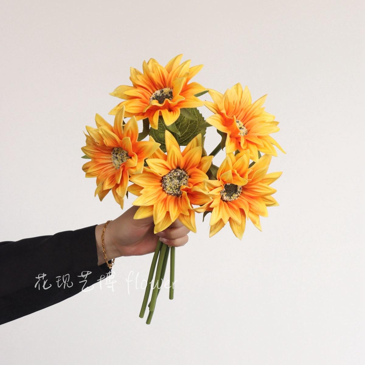 Head oil painting sunflower simulation flower sun flower fake flower decoration hand holding bouquet dining table wedding flower arrangement