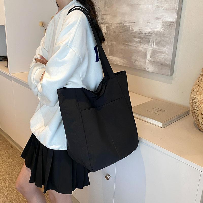 Stylish And Spacious Tote Bag For Women With Beautiful Design And Versatile Use