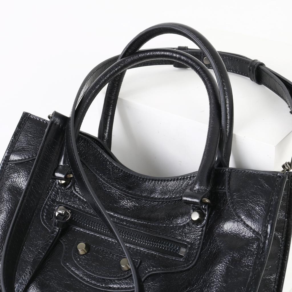 2025 New Fashionable Style Top Layer Cowhide Casual Rivet Niche Korean Version Crossbody Bag High-end Feeling Motorcycle