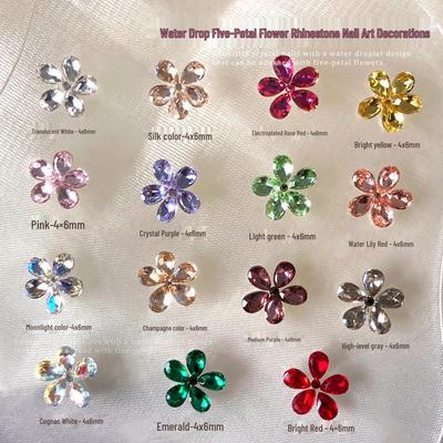 Champagnerrosa Strassstein Blume Nagelkunst Dekorationen: Funkelnd, Bunt, Fünfblättriges Design mit spitz zulaufender Rückseite