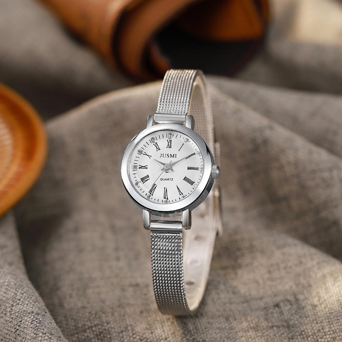 

Простые часы с ромбовидными стрелками, римскими цифрами, маленьким циферблатом, кварцевым механизмом и сетчатым ремешком серебряный