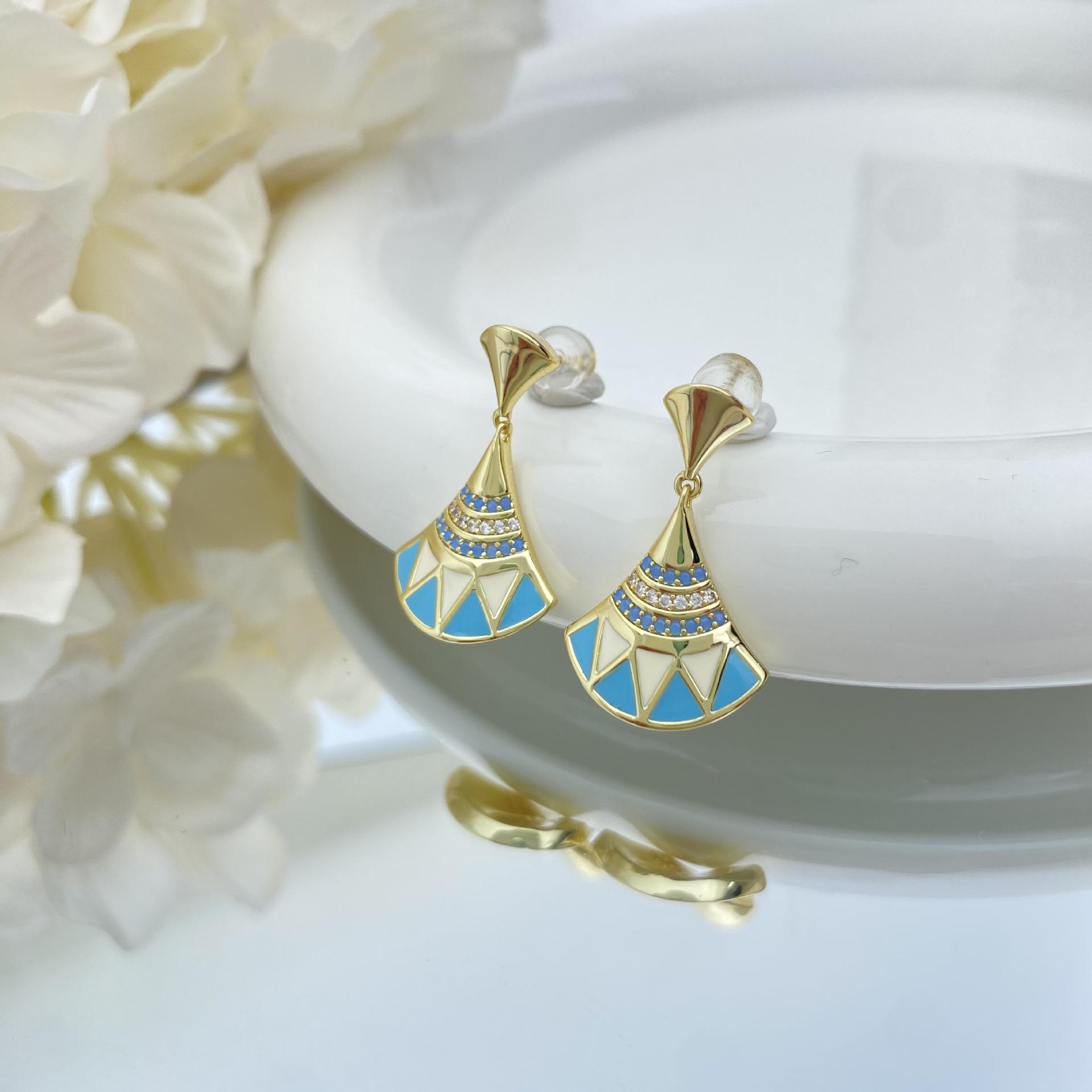 

Exquisite Fan-Shaped Enamel Earrings with Micro-Paved Design золотой