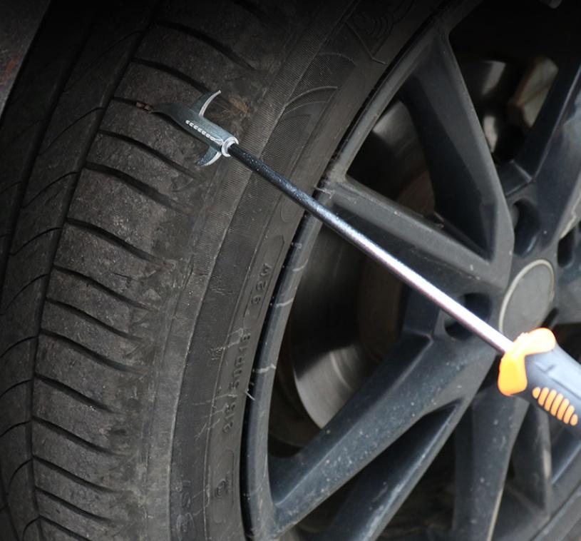 Multi-functional Auto Tire Stone Cleaning Hook Anti Tire Puncture Auto Repair Tool Stone Cleaning Tool Hook Screwdriver