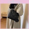 Stylish Shoulder Bag Women 2023 New Autumn Winter Commuting Bucket Bag Small Niche High-end Single Shoulder Bag In Khaki