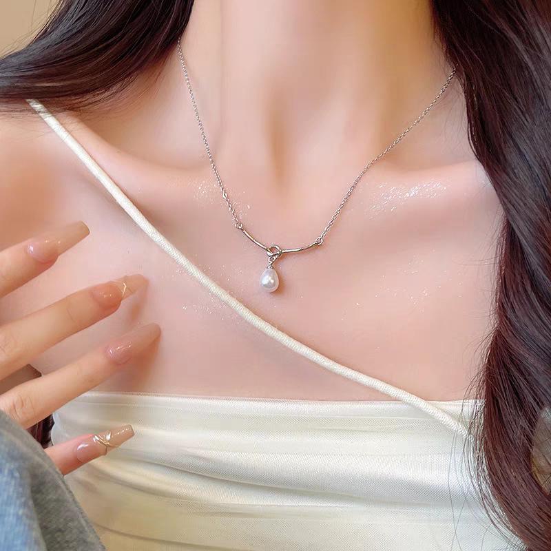 S925 Sterling Silver Freshwater Pearl Knot Necklace for Women - High-End, Versatile Clavicle Chain with Niche Design.