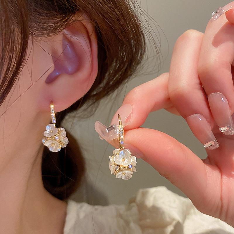 Elegant Rhinestone-Inlaid Square Acrylic Earrings: 2023 Fashion Statement