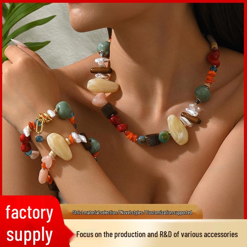 Яркий ретро-браслет и колье из смоляных бусин Bracelet