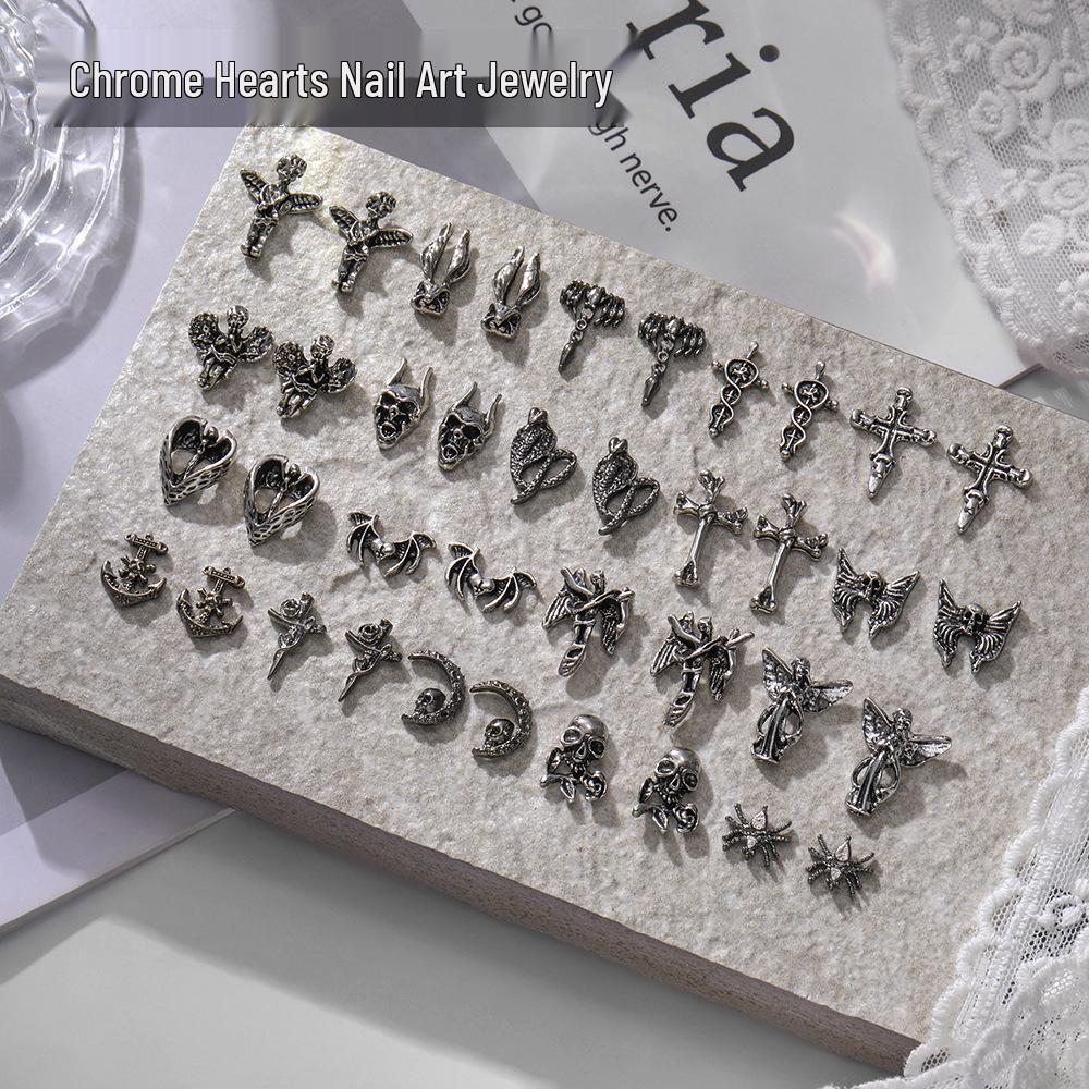 Retro Dunkelchrom Halloween Nagelanhänger: Engel, Schädel, Punk-Herz