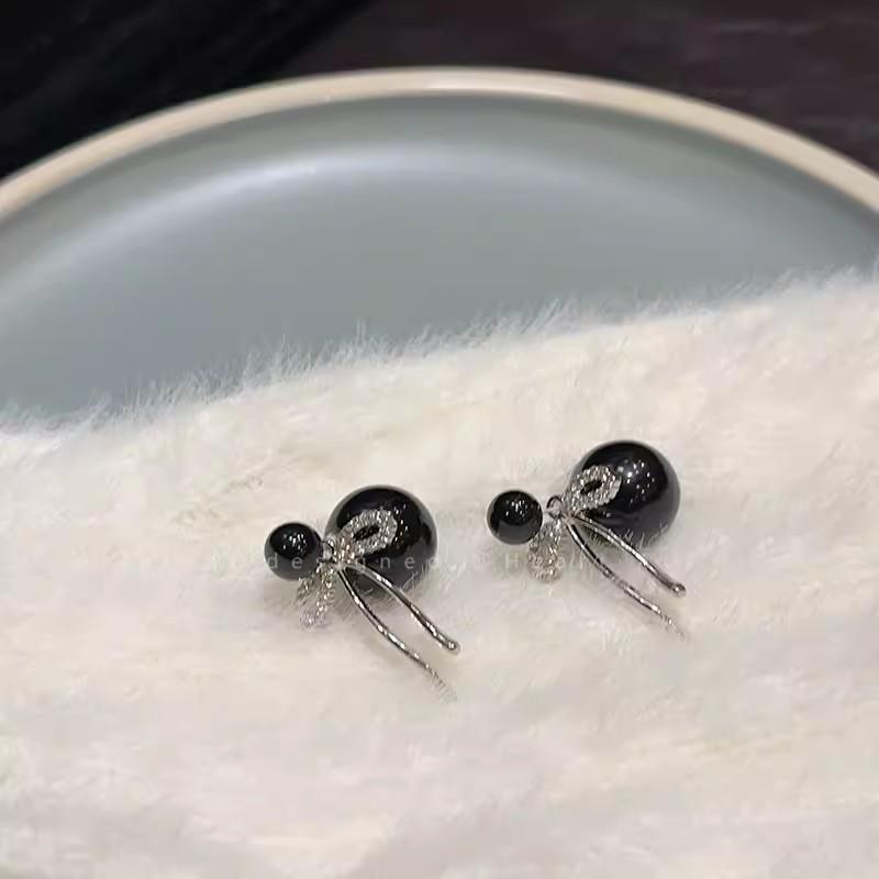 Cool Gray Pearl Bow Earrings Women's French Retro Light Luxury Exquisite Stud Earrings Autumn and Winter High-end Earrings Tide