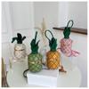 Nuova Borsa a Tracolla da Donna Personalizzata a Forma di Ananas Piccola Fresca per Ragazza Adolescente Singola Spalla Stile Straniero Intrecciata con Borchie e Catena Chiusura Borsa Rotonda