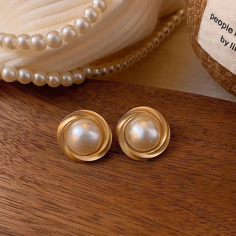 French Baroque Pearl Earclip with No Ear Hole for Women New Earclip Style Versatile Earaccessory