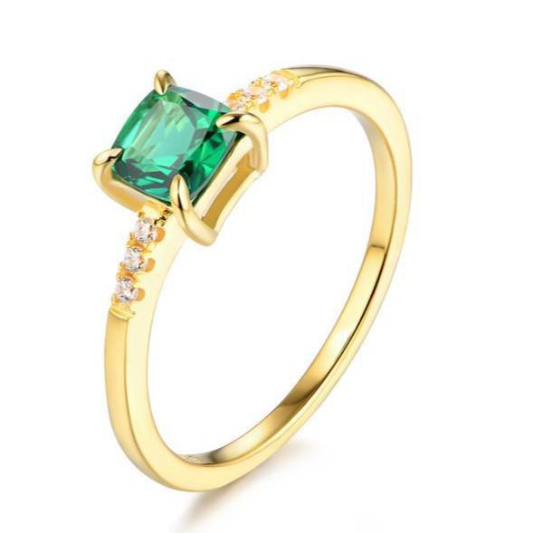 Elegant Japanese-Style Emerald Ring: Simple, Fresh, and Flexible Design