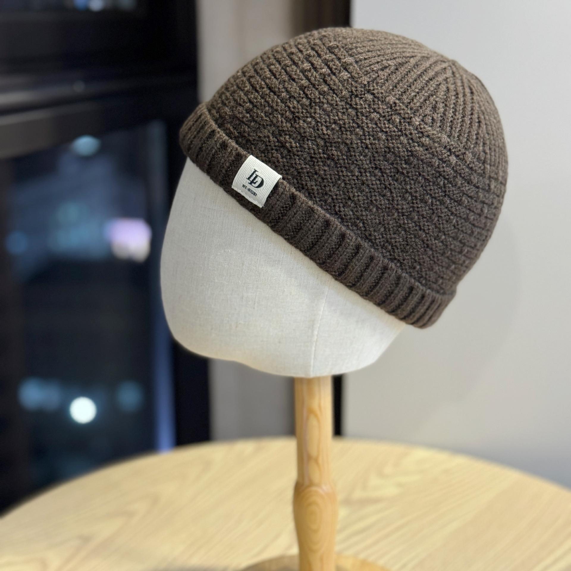 

Вязаная шерстяная шапка с нашивкой-буквой и подвернутым краем для мужчин и женщин, модная и универсальная, трендовая шапка землевладельца, шапка-дыня one size