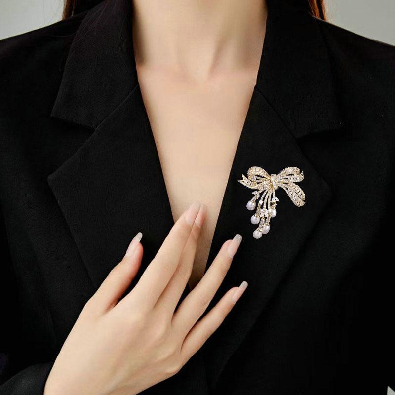 Luxury Heavy Duty Bow Lapel Pin High End Design Natural Freshwater Pearl Versatile Coat Fashion Ornament
