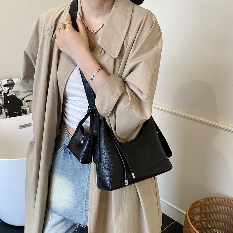 

New summer fashion women s bags niche high-end shoulder bag oblique span bag solid color simple versatile small square bag чорний