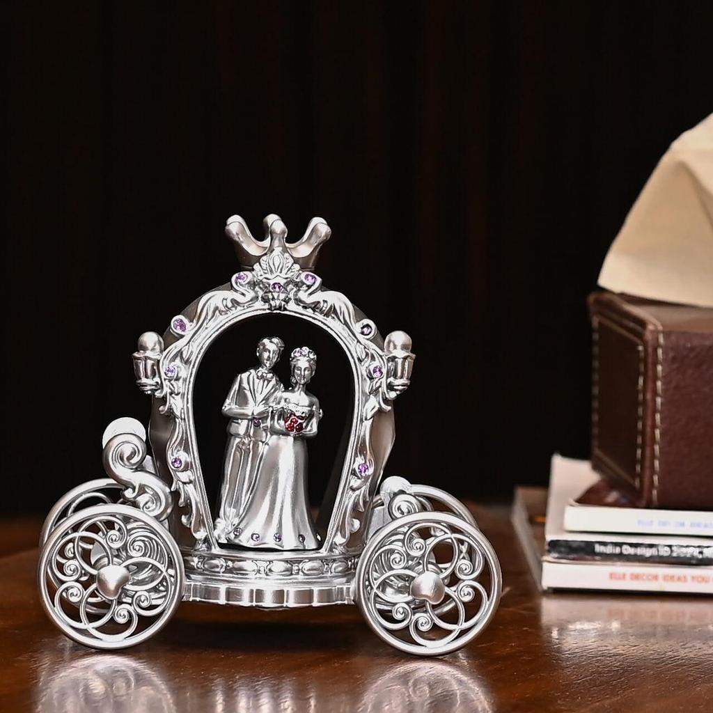 Parfigur i sølvfinish med vogn | Kjærlighetsstatue for forlovelse, bryllup, Valentinsdag, jubileum, bursdagsgaver | Elegant hjemmedekor