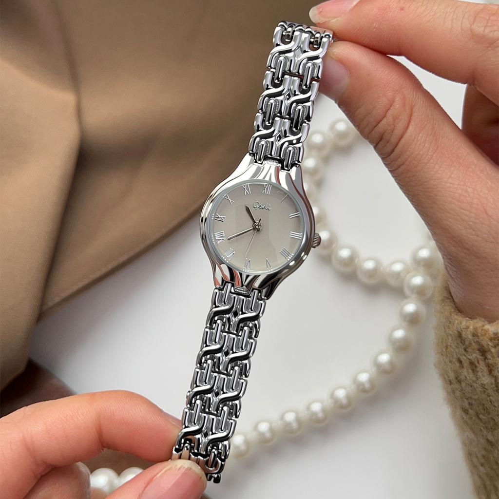 Niche Licht Luxe Zilveren Armbandhorloge Dames Romeins Digitaal Kwarts Horloge, Eenvoudig En High-End Veelzijdig Horloge voor Pendelaars