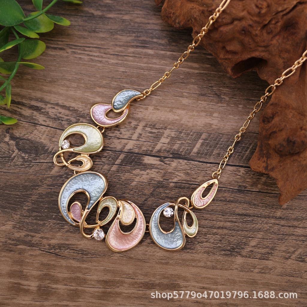 Neue Emaillefarbe hohle Diamantblume Halskette, Damen High-End vielseitige Blume Legierung Halskette