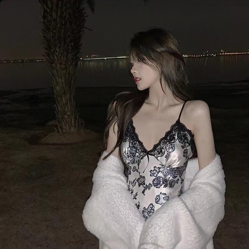 Women Sexy Lace V-neck Silk Sleepwear Suspenders Nightdresses Female Sleeveless Nightwear Sleep Nightdress For Ladies