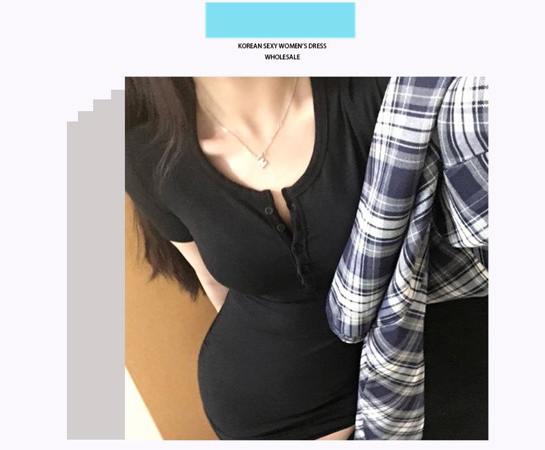 Robe Dongdaemun à Rétention Automatique: Col sexy semi-ouvert, dévoilant la poitrine, design moulant à effet gainant sur les hanches. J'adore vraiment !