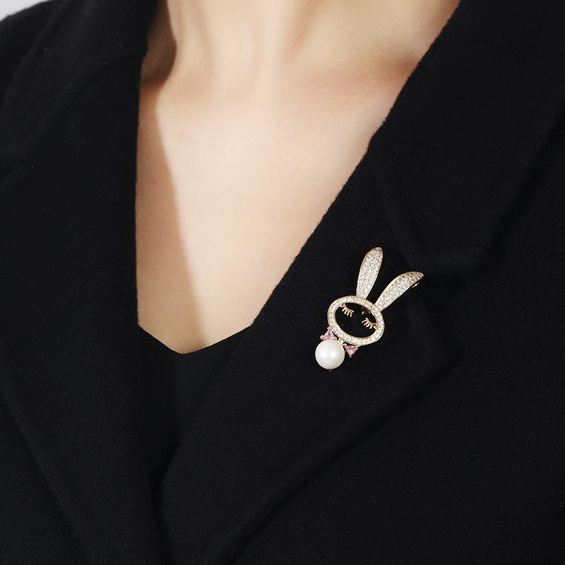 Micro-set Crystal Zircon Rabbit Brooch Women's Niche High-end Zodiac Rabbit Pearl Pin High-end Suit Accessories Trend