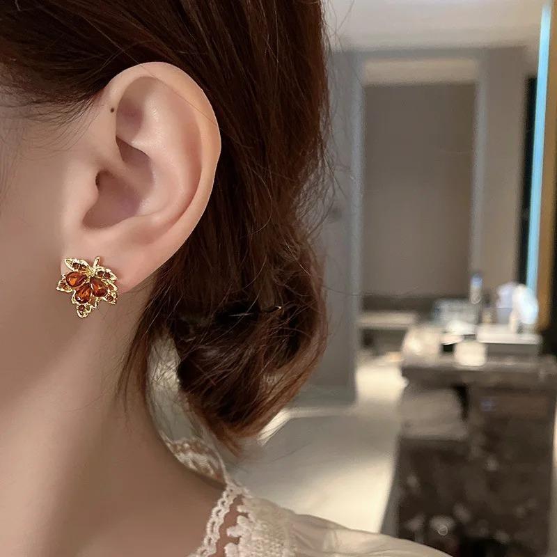 New Niche Fashion Red Maple Leaf Earrings Women's Light Luxury Earrings Retro Simple Crystal Earrings JewelryGiftsWholesale
