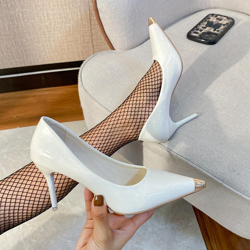 

Европейские и американские туфли на высоком каблуке женские большие размеры модные и простые туфли на тонком каблуке легкие лакированные туфли на высоком каблуке сексуальные 34