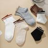 Einfache, trendige gestreifte Socken für Mädchen. Vielseitige, hochwertige, einfarbige Strümpfe. Weiche, atmungsaktive koreanische Sport-Mittelrohrsocken.