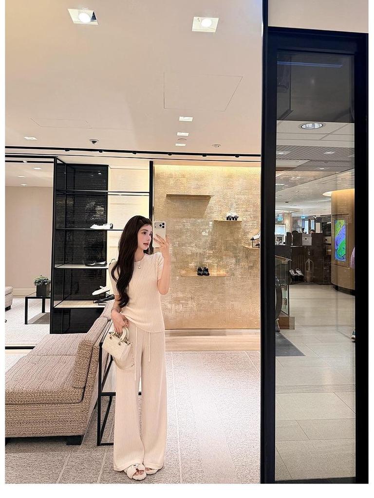 7809 Spring Minimalist Knit Two-Piece: Elegant & Versatile Casual Wear Set