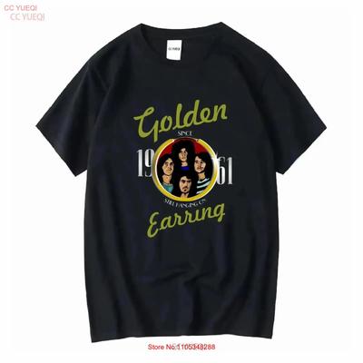 Gouden Oorbellen Nog Steeds Hangend Aan Nieuw Zwart T-shirt Vintage Comfortabel Ademend Designer Kleding Vintage Homme