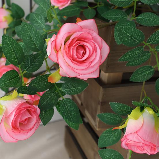 Konstgjorda blommor i rotting med 6 huvuden, falska hängande rosenrankor, konstgjorda sidenblommor i rotting för DIY-bakgrundsdekoration i bröllopsrum