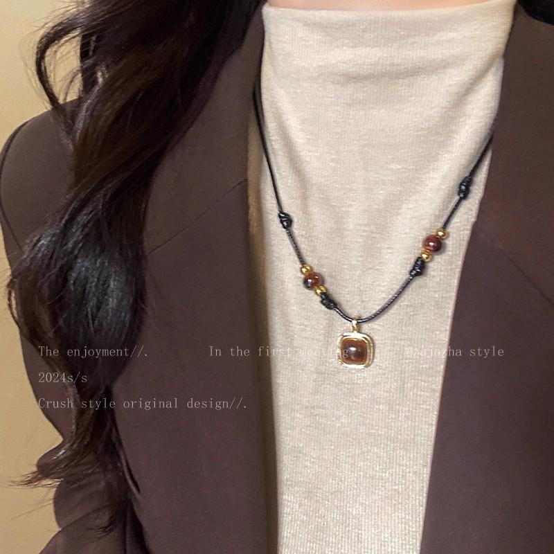 Tiger's eye stone pendant, leather rope necklace, autumn and winter medieval light luxury decorative sweater chain, versatile accessories