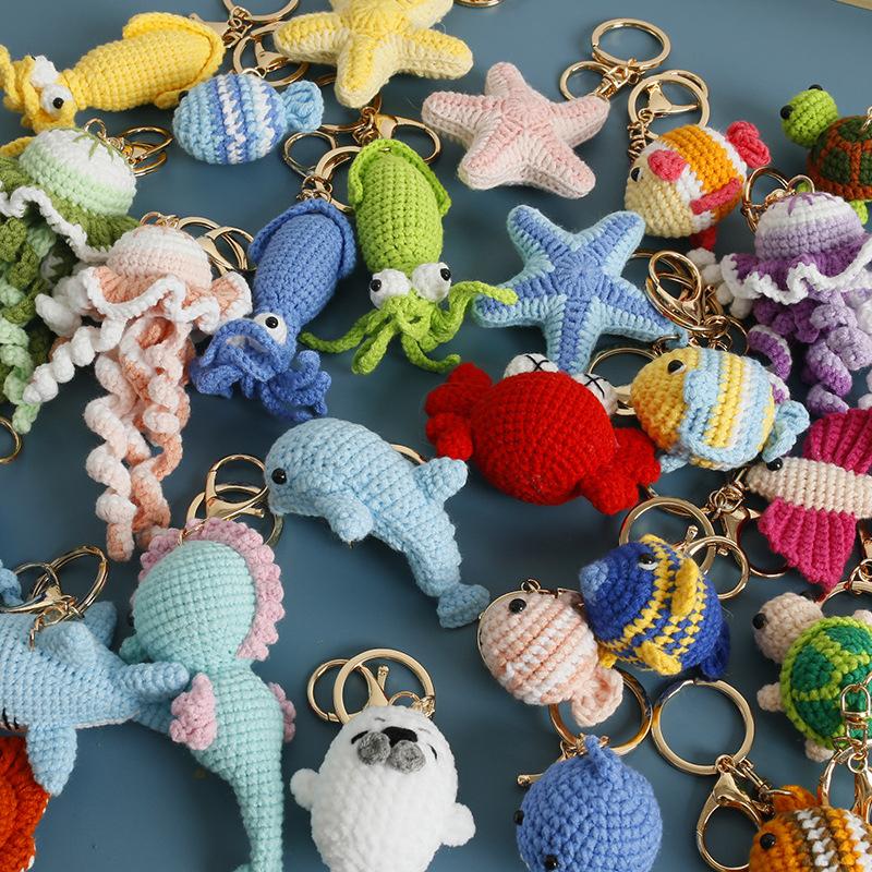Niedlicher Ozean-Serie Häkel-Schlüsselanhänger Handgemacht Gestrickter Tropenfisch-Schlüsselanhänger Kreativer Häkel-Haifisch-Puppe-Schlüsselanhänger