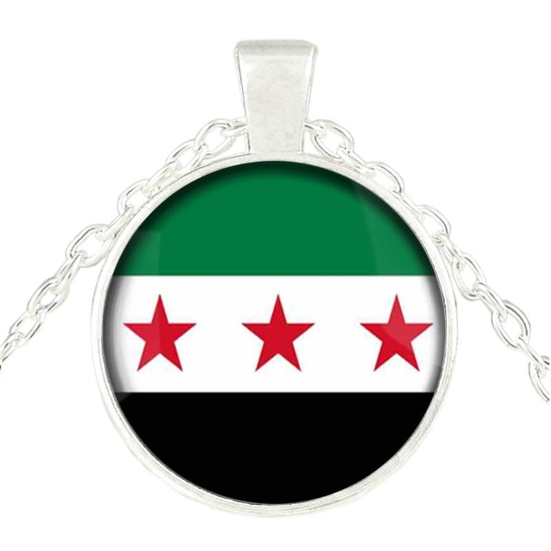 Elegante Halskette mit Anhänger der syrischen Flagge, die Nationalstolz und kulturelle Identität symbolisiert, aus robusten Materialien für den Alltag