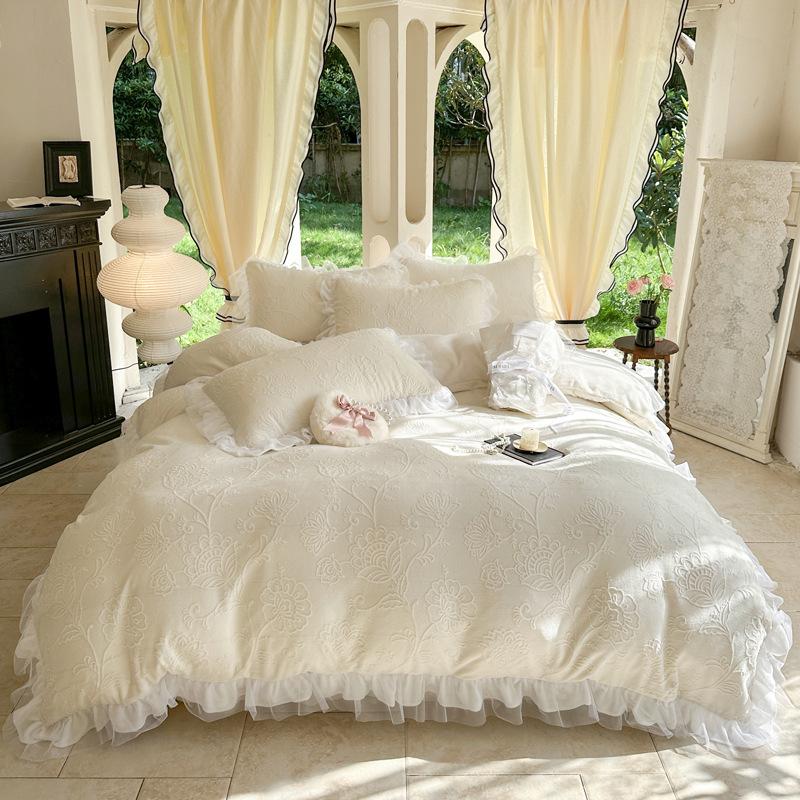 French Winter Warmth, Milk Velvet Four-piece Set, Anti-static Princess Style Lace, Carved Velvet Quilt Cover, Bedding