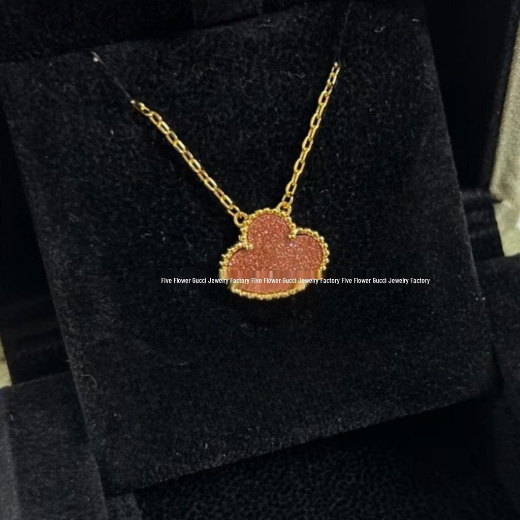 Náhrdelník Van Cleef se čtyřlístkem: Zlatý přívěsek pro ženy s pětilistým designem, bílou perletí, červeným achátem a diamantem.