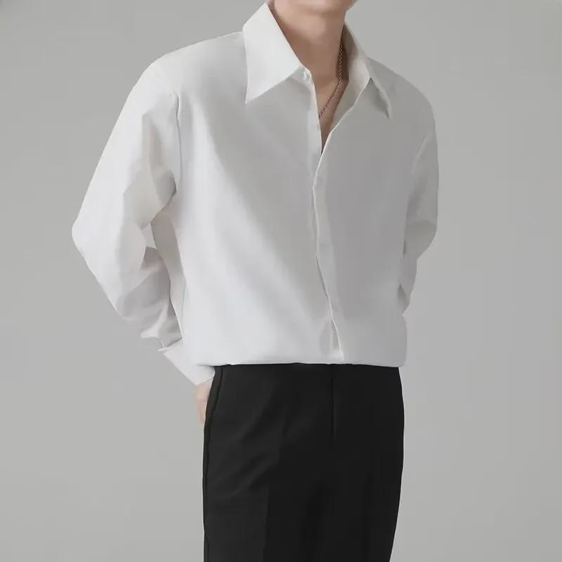 Pánská trendy bílá košile s dlouhým rukávem v korejském stylu s vycpávkami na ramena na jaro a podzim