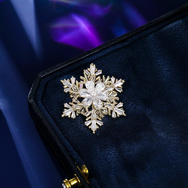

Аксессуары для осенне-зимнего пиджака, высококачественный корсаж, инкрустированный медью, циркон, нишевый дизайн, двухслойная вращающаяся брошь в виде снежинки