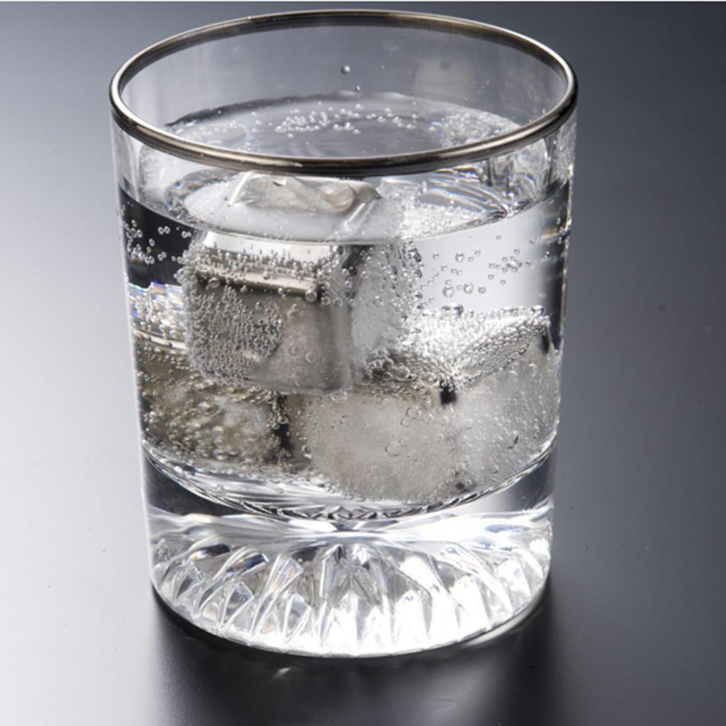 Set med 3 frysta kuber (200 ml vardera) och ett par glas tumblers/whiskyglas med rostfria icke-smältande isbitar (FC-4004A)