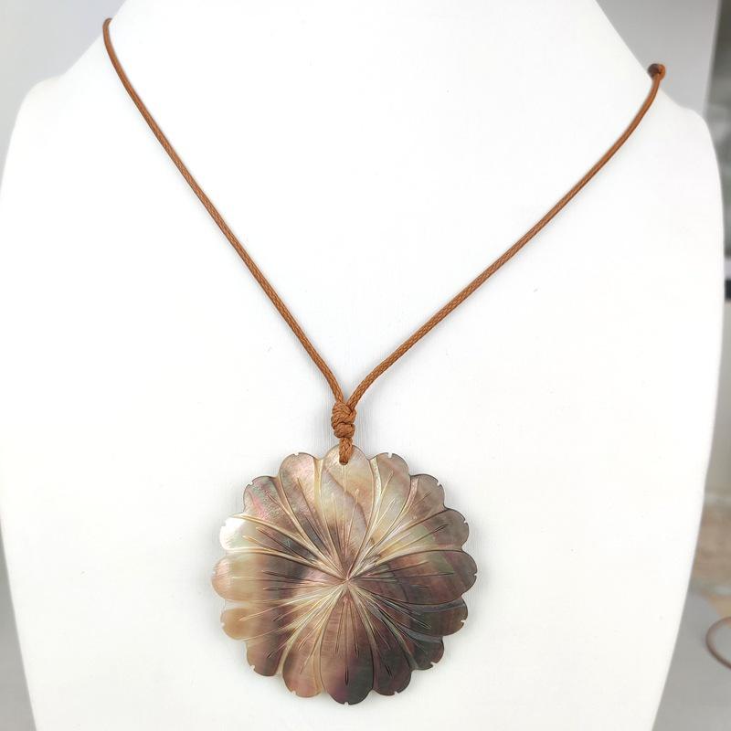 Натуральное Черно-белое Ракушечное Ожерелье с Камелией для Женщин