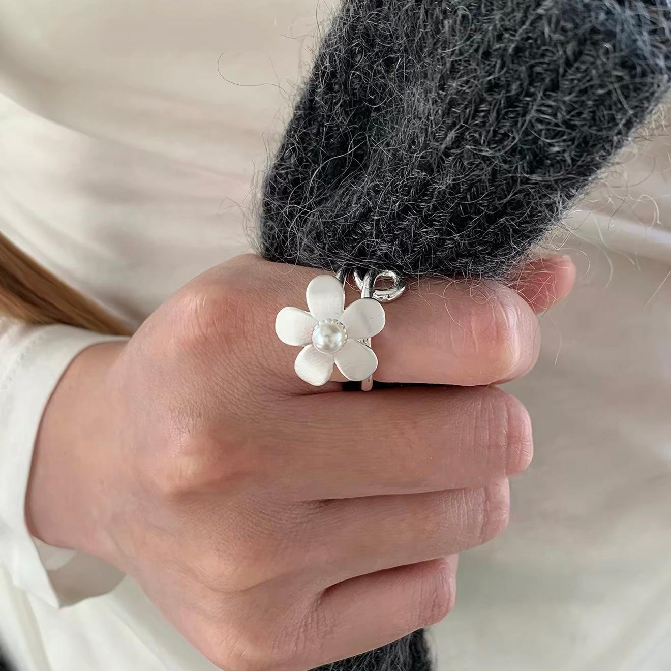 

Personality Design Metal Flower Pearl Open Rings for Women Girls Simplicity Silver Color Petal Rings Party Jewelry Accessories