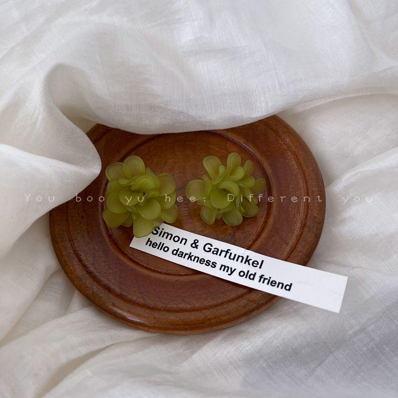 

Accessible Luxury White Fairy Earrings Female Unique Niche Style Flowers Green Hydrangea Stud Earrings (Silver Needles)