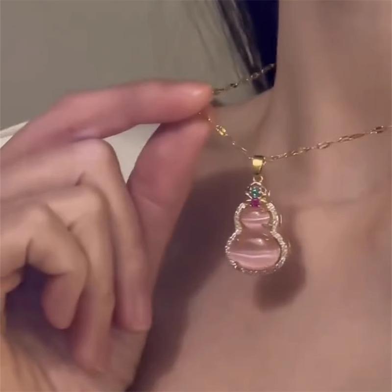 Retro new Chinese pink chalcedony gourd necklace slightly inlaid zircon versatile elegant luxury design niche collarbone chain