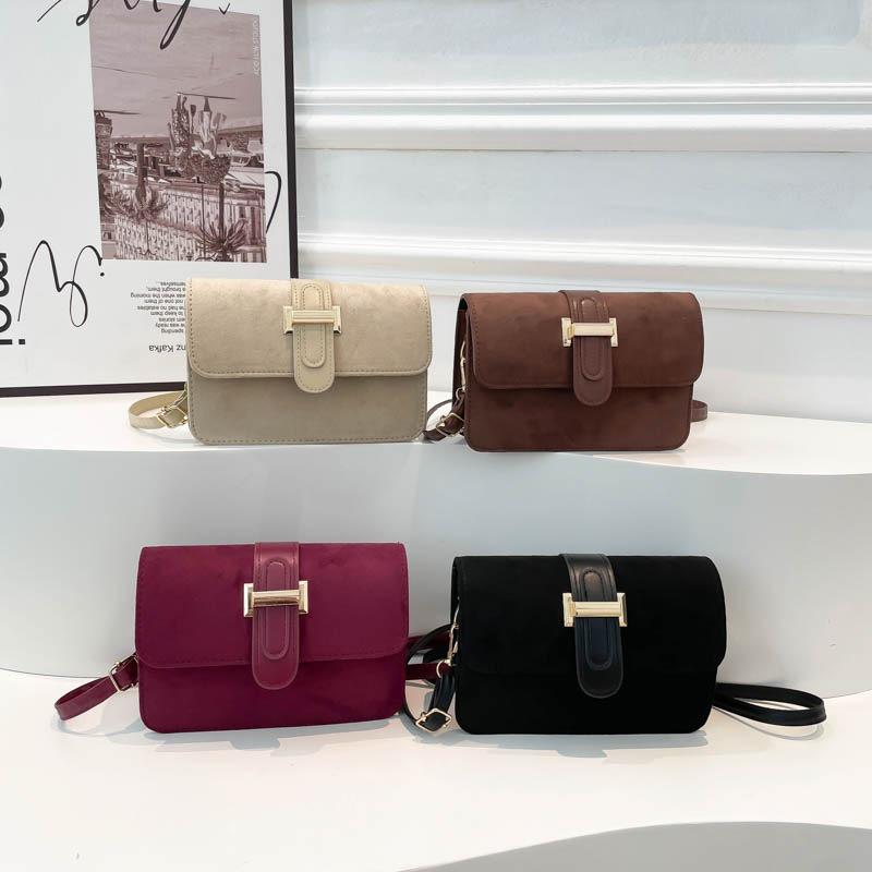 Mode och populär mångsidig liten fyrkantig väska Ny messengerväska med mockastruktur Enkel avslappnad damaxelväska